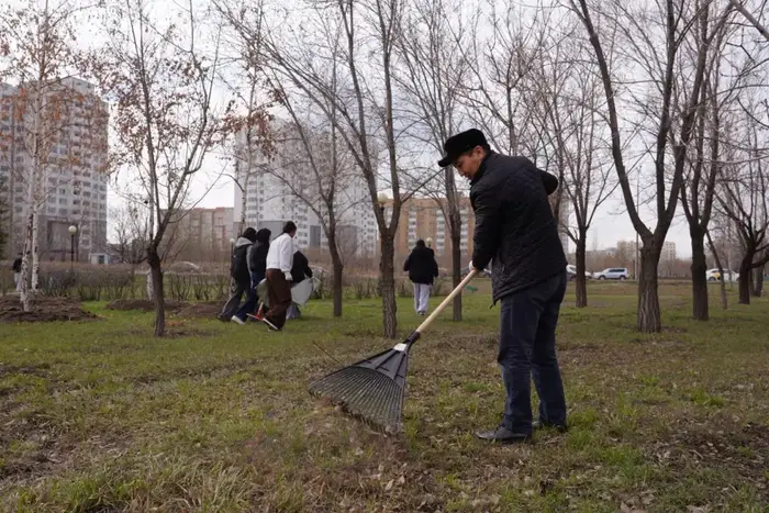 Студенты столичного вуза приняли участие в субботнике (3)