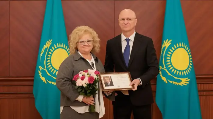 Первый заместитель Премьер-министра Роман Скляр вручил награды от имени Президента Казахстана сотрудникам государственных органов и представителям авиационной отрасли, принявших участие в эвакуации казахстанцев из стран Ближнего Востока (7)