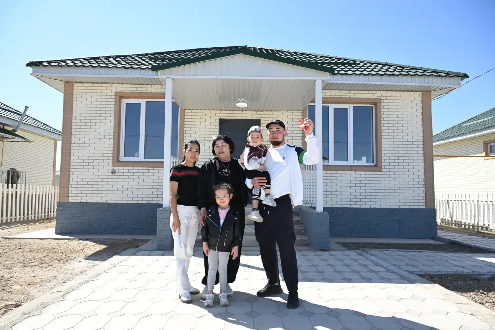 Бейбит Исабаев вручил очередникам ключи от новых домов (7)