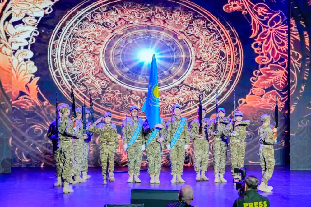 «Защита Родины — дело настоящих мужчин!»: в Астане проводили в армию очередную группу молодых людей (5)