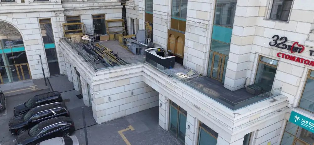 Террасу ресторана в центре Алматы демонтировали по решению суда (3)