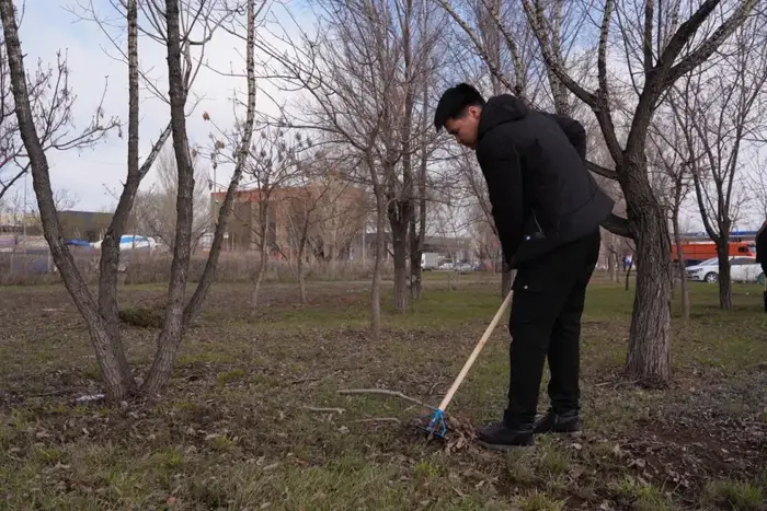 Студенты столичного вуза приняли участие в субботнике (2)