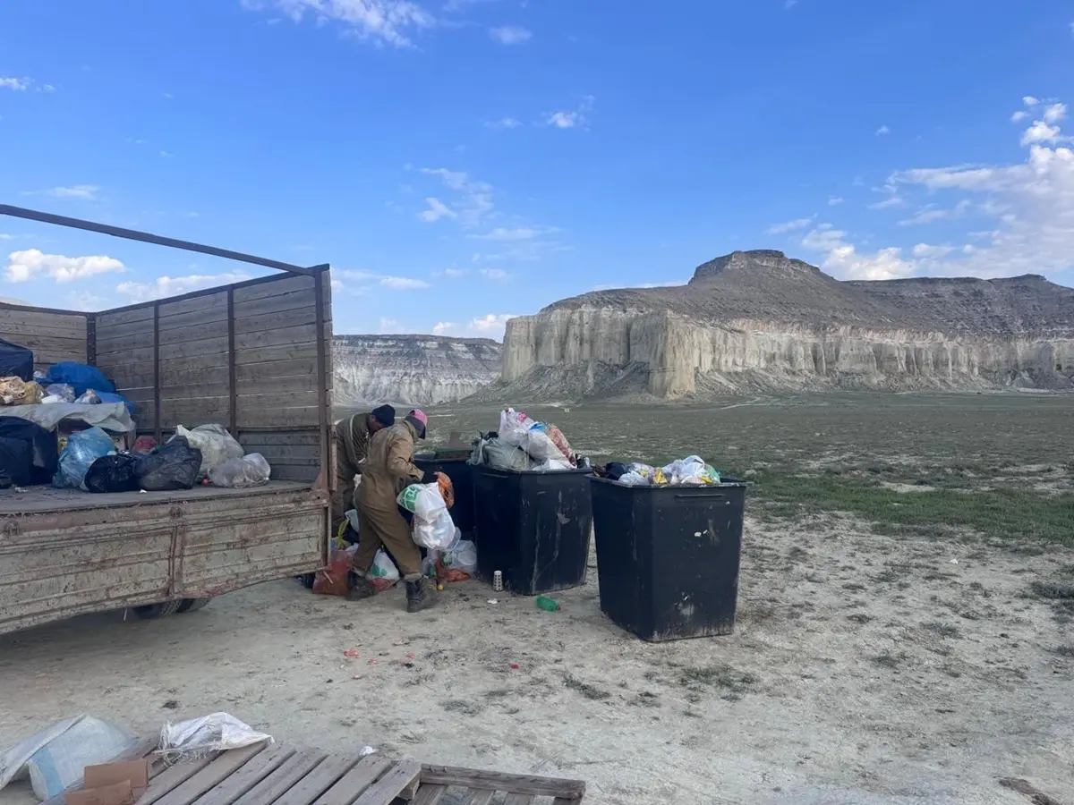 Мангистауские красоты под угрозой: массовый туризм превращает Айракты в свалку