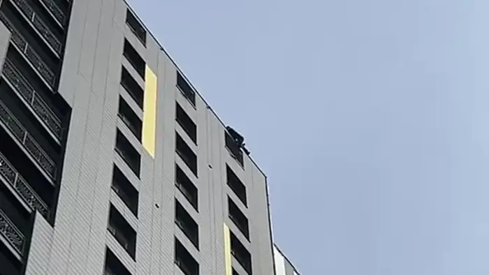 мужчина забрался на крышу ЖК
