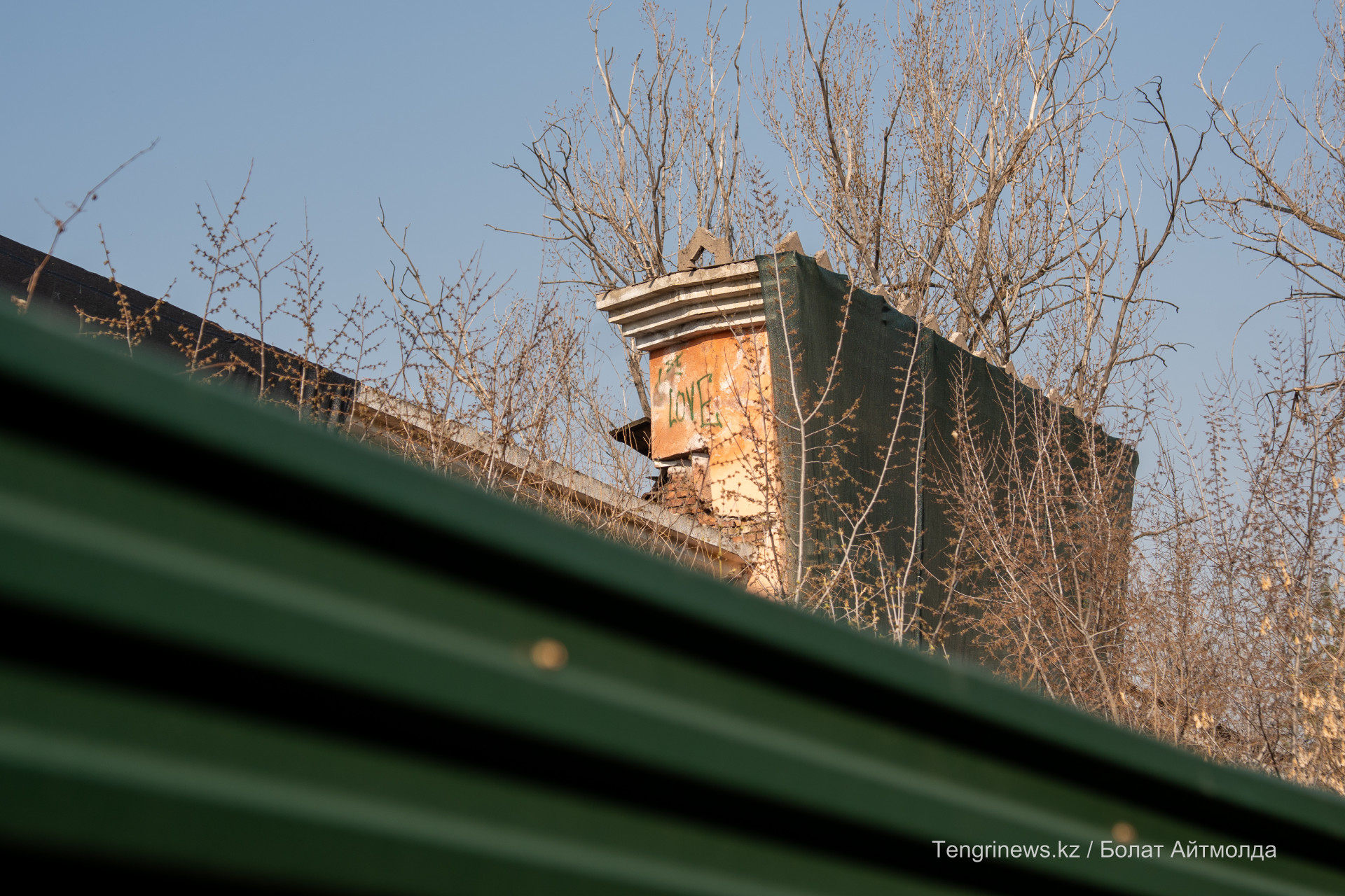 Граффити на здании бывшей больницы Турксиба