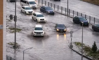 Актау на волне: улицы города превратились в реки после дождя