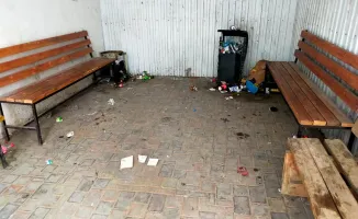 Жители Актау страдают от антисанитарии на автобусных остановках: мусор и запах мочи делают ожидание транспорта невыносимым