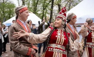 Наурыз в Алматы: Аэропорт устроил праздник для горожан с национальными костюмами и пловом