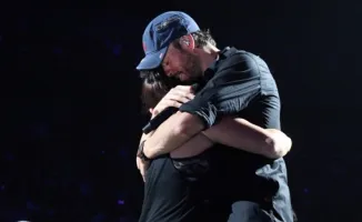 Поцелуи Энрике Иглесиаса с фанатками стали настоящим хитом на его концертах, однако вызвали обсуждение в Казахстане. Заместитель министра культуры и информации Канат Искаков прокомментировал, допустимы ли на сцене элементы шоу с поцелуями. Он отметил, что