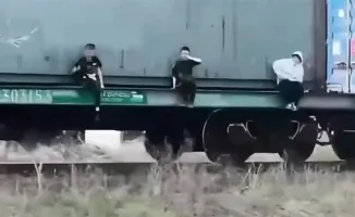 На грани риска: подростки в Алматы играют в 'поездку на краю' зацепившись за вагоны грузового поезда