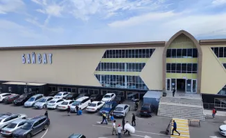 Рынок 'Байсат' в Алматы снова выставлен на торги. Ранее он принадлежал сыну Кайрата Сатыбалдыулы, Бауыржану Нурсултану. Это уже не первый раз, когда рынок попадает под молоток, что вызывает интерес у потенциальных покупателей и инвесторов.