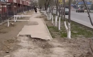 Жители 3 микрорайона Актау требуют улучшения состояния тротуаров для безопасности пешеходов