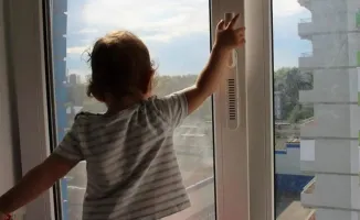 С приходом тепла в Мангистау участились падения детей из окон жилых домов: зарегистрировано пять случаев с начала года