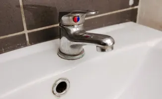 В Актау зафиксирована аварийная ситуация на водопроводе, из-за чего в ряде микрорайонов города снижено давление воды, сообщает Lada.kz со ссылкой на ГКП «Каспий жылу, су арнасы».