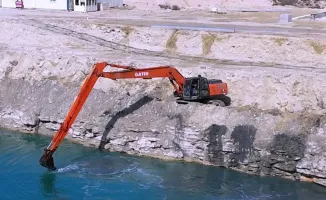 В Актау продолжается углубление канала и строительство дамбы в море