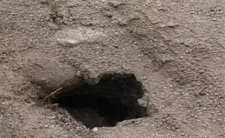 Опасный провал грунта между домами №138 и №139 в 3 микрорайоне Актау вызывает беспокойство жителей