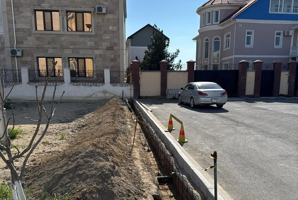 Жители Актау обеспокоены строительством забора над газопроводом в микрорайоне 4А