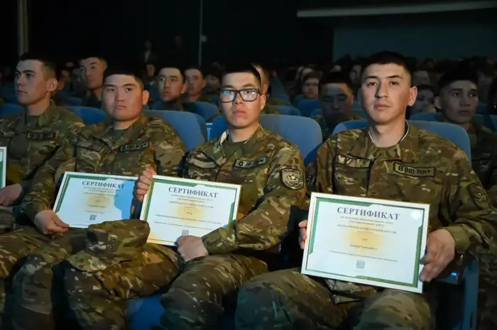 Весенний призыв в Астане: 1500 человек приняли участие в церемонии проводов (9)