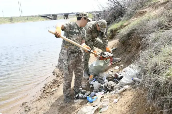 Очистка водоемов и набережных: в столице проходит экоакция «Мөлдір бұлақ» (2)