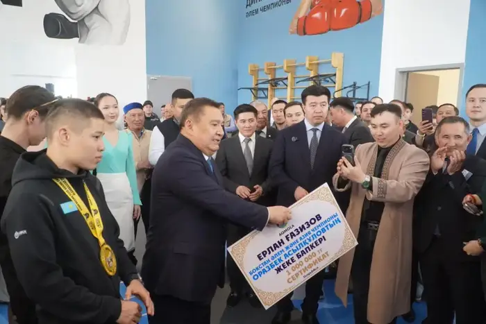 Ключи от квартиры вручили боксеру Оразбеку Асылкулову (4)