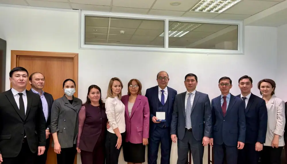 Ветерана финансовой системы наградили медалью «Еңбек ардагері» (2)