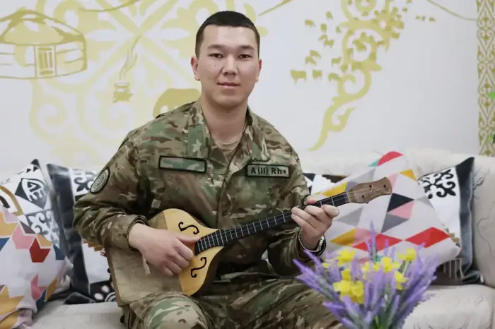 11 инструментов в арсенале: один из самых музыкальных гвардейцев служит в Туркестане (2)