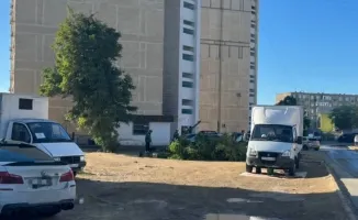 В Актау продолжается масштабная уборка последствий сильного ветра: повреждены крыши зданий и деревья, коммунальные службы работают в усиленном режиме