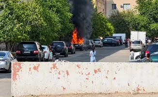 В Актау произошло возгорание автомобиля: экстренные службы на месте происшествия