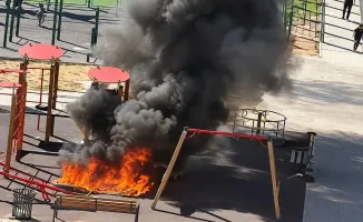 Играючи подожгли: детские шалости обернулись пожаром на площадке в Актау с ущербом в 5 миллионов тенге