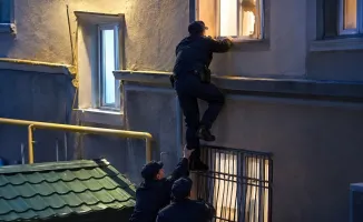 Спасение из оконного света: актауские стражи порядка вытащили двоих детей из опасности