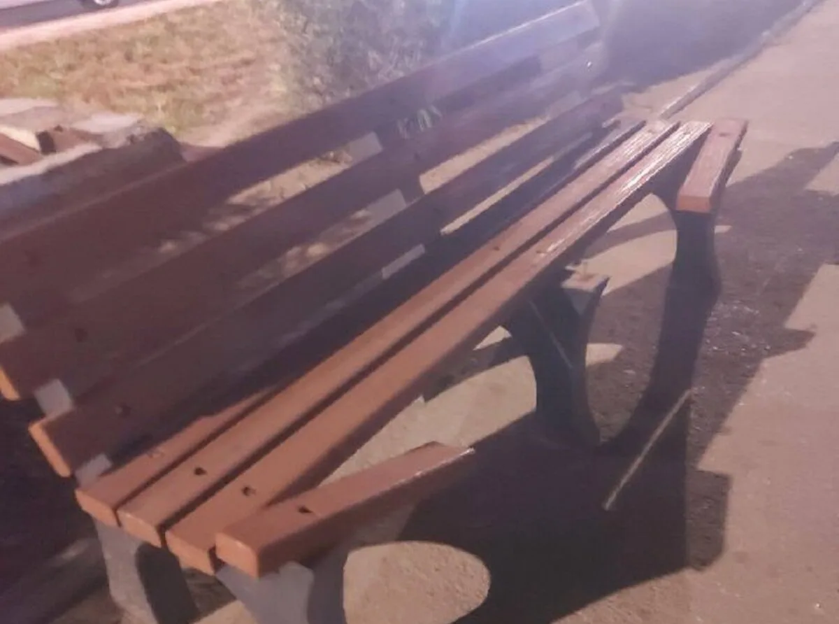 Разбитые скамейки в Актау